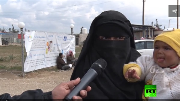 سيدة مصرية في مخيم