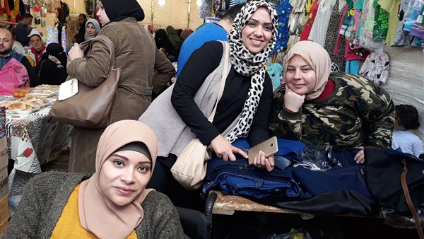 4 فتيات ينظمن معرض
