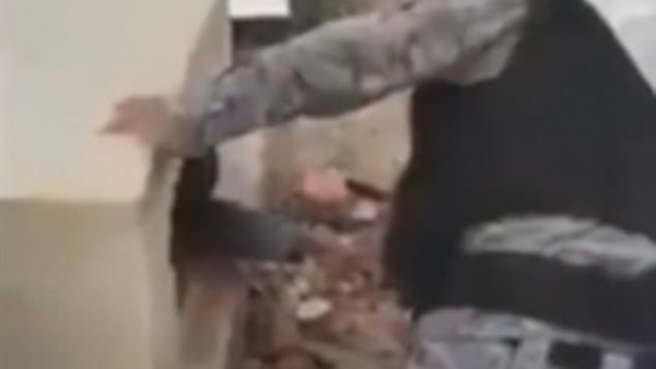 رجل يدفن نفسه حياً