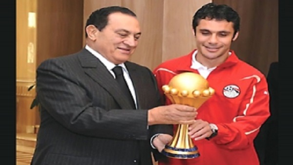 مبارك مع لاعب المنتخب