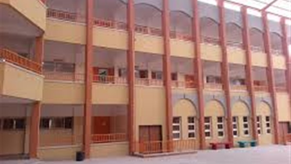 طالبة تلقي بنفسها