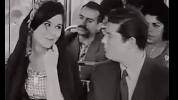 امرأة في مشهد