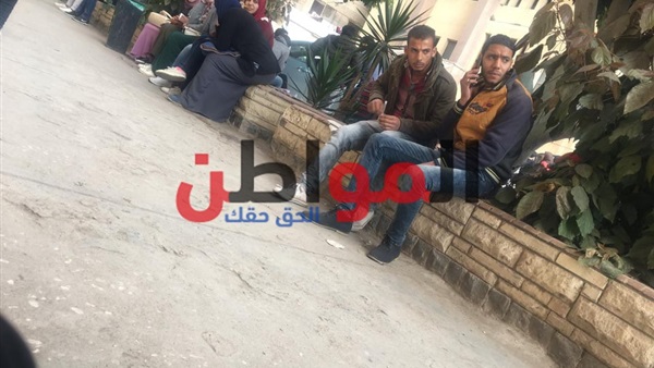 طلاب كلية تجارة يتناولون