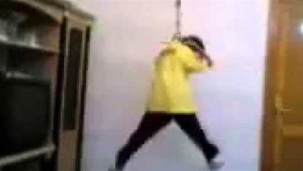 الفقر يجبر تلميذ