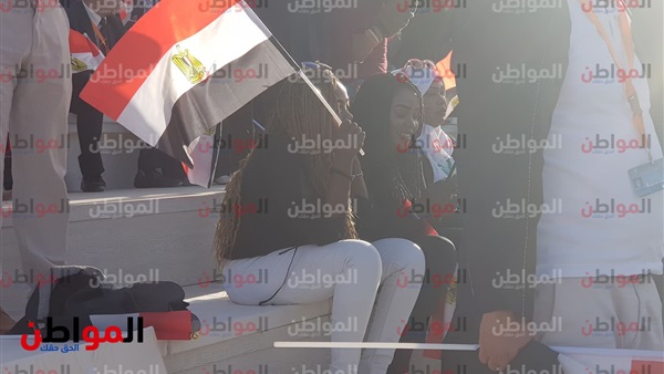 فتاة أفريقية ترفع