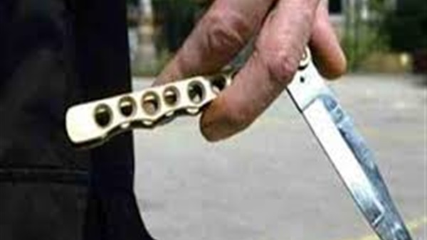 عامل يطعن طالب بمطواه