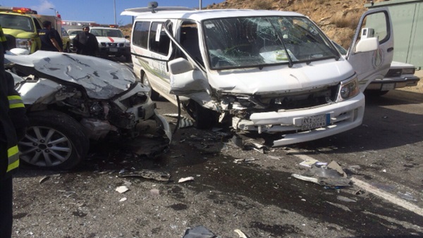 حادث تصادم بين ميكروباص