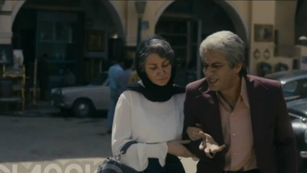 امرأة في مشهد