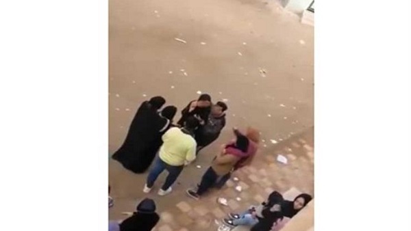 شاب يحتضن 3 فتيات