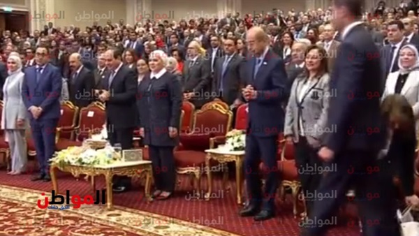 وقوف السيسي في احتفالية