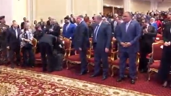 الرئيس السيسي يقبل