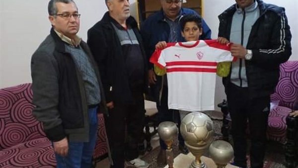 توزيع تيشيرتات الأهلي