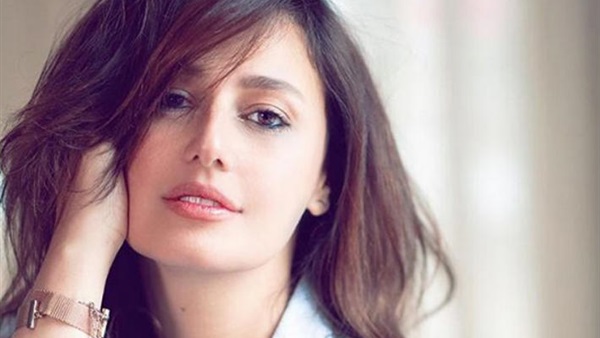 الفنانة حلا شيحة