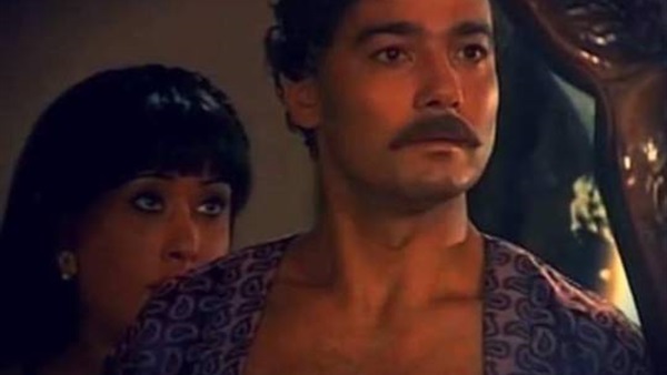 امرأة في مشهد