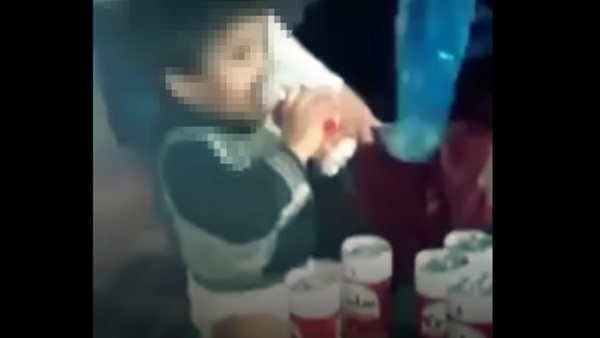 رضيع يتناول خمرا