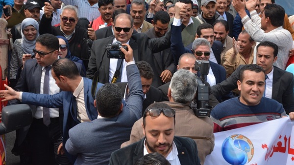 إنتشار لافتات دعائية