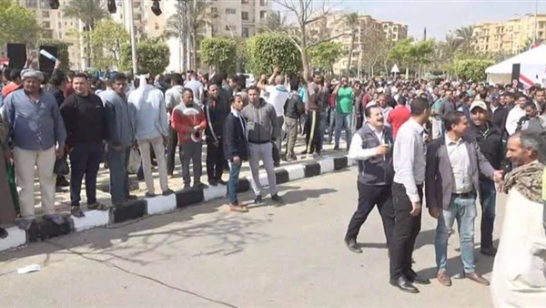 إقبال كثيف أمام