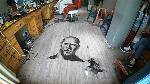 حلاق يرسم صور