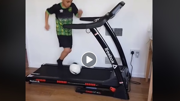 صبي يشعل مواقع التواصل