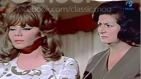 امرأة في مشهد