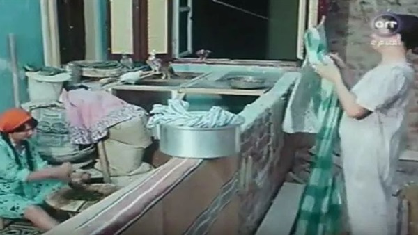 امرأة في مشهد