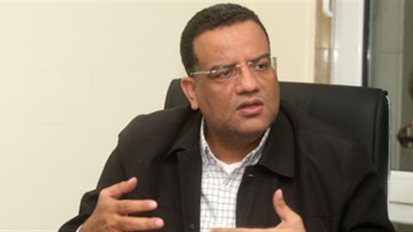 الكاتب الصحفي محمود