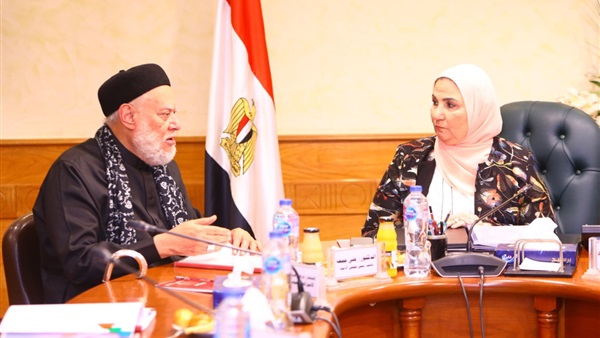 وزيرة التضامن تناقش