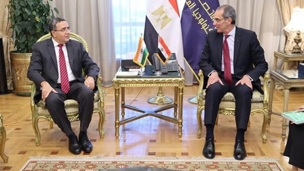 وزير الاتصالات مع