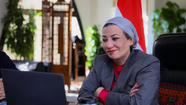 وزيرة البيئة تجتمع