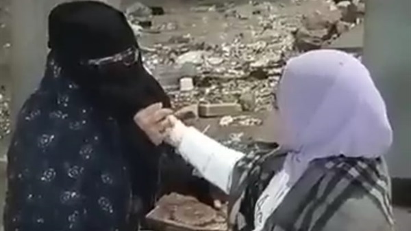 سيدة تسكن الشارع