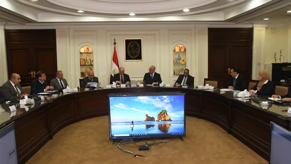 وزير الاسكان يستعرض