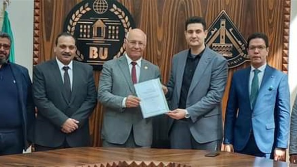 رئيس جامعة بنها يسلم