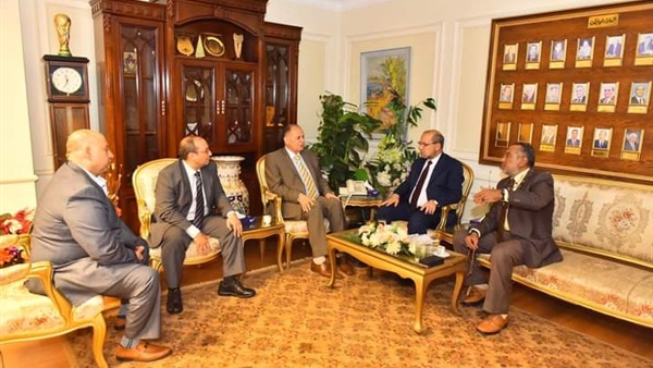 محافظ أسيوط يبحث