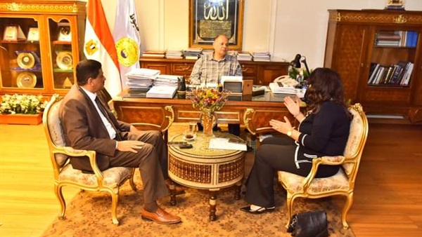 محافظ أسيوط يناقش