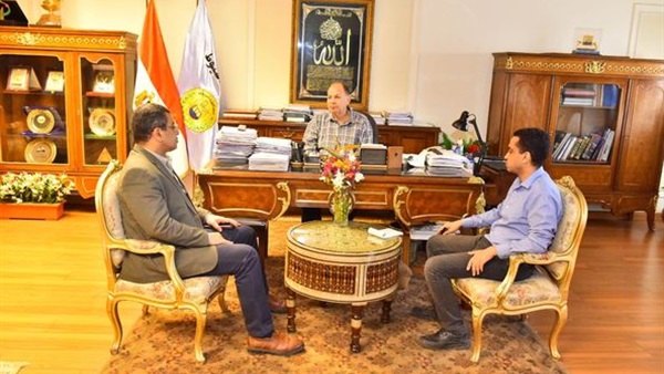اجتماع محافظ أسيوط