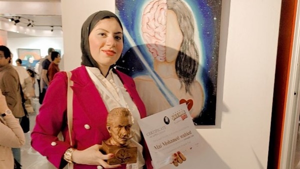 الفنانة التشكيلية
