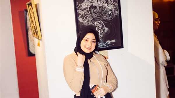 الفنانة التشكيلية
