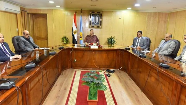 اجتماع محافظ أسيوط