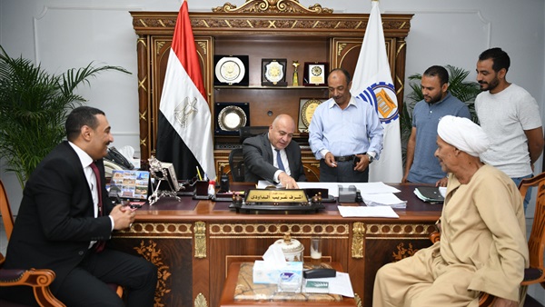 محافظ قنا
