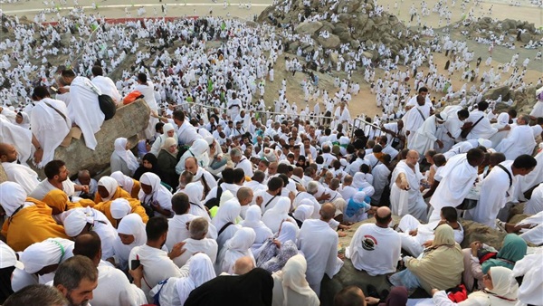 الحجاج يصلون الظهر