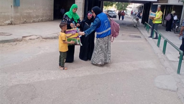 حياة كريمة توزع زجاجات