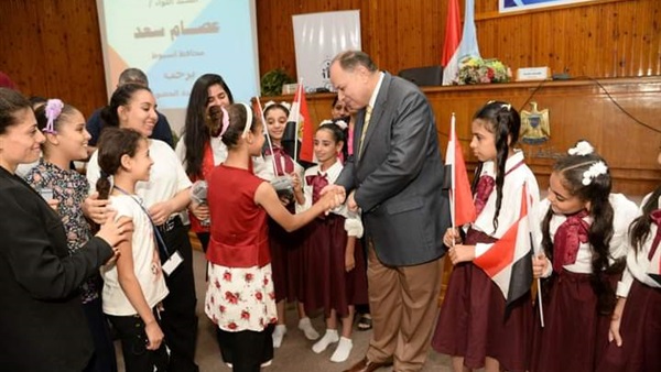 سعد يوزع الشنط المدرسية