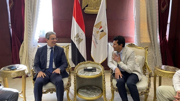 وزير الشباب برفقة