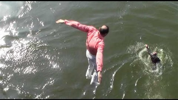 شخص يلقى بنفسه في
