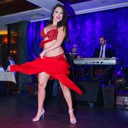 راقصات اعتمدن على