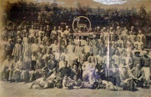 عمال المصنع مع تمثال