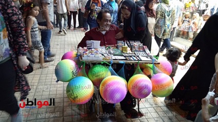 بائع البهجة رغم الإعاقة