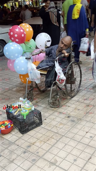 بائع البهجة رغم الإعاقة