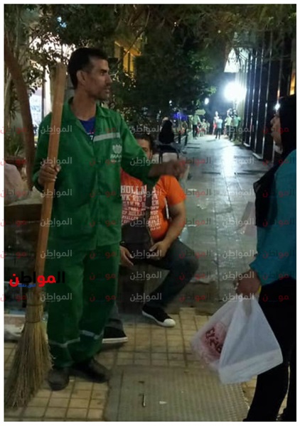 عامل نظافة شاب