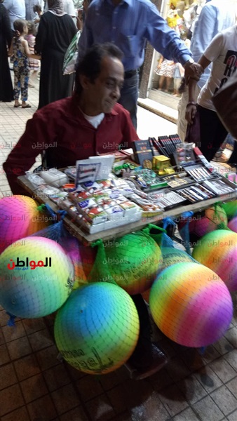بائع البهجة رغم الإعاقة